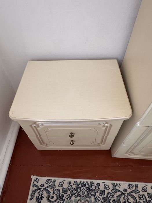 Спальня с комодом и тумбами