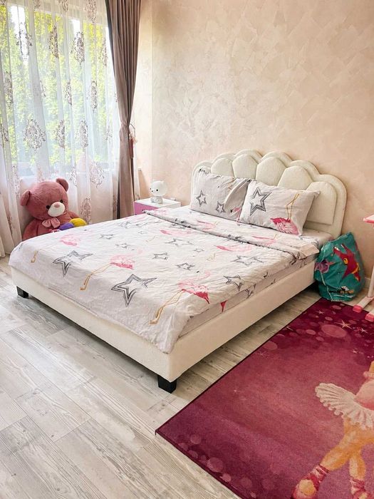 Pat de prințesă cu saltea – 160×200 cm, tapițat, stare impecabilă