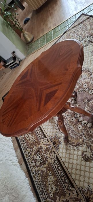 Маса с въртящ се плот