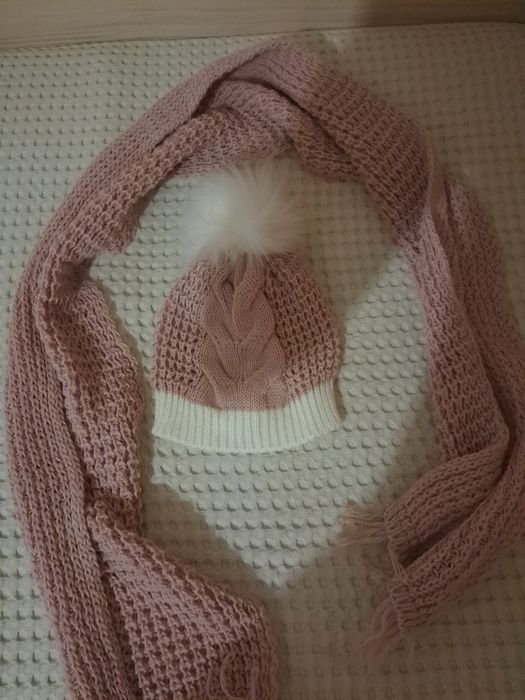 Дамски Шал и шапка  Като нови