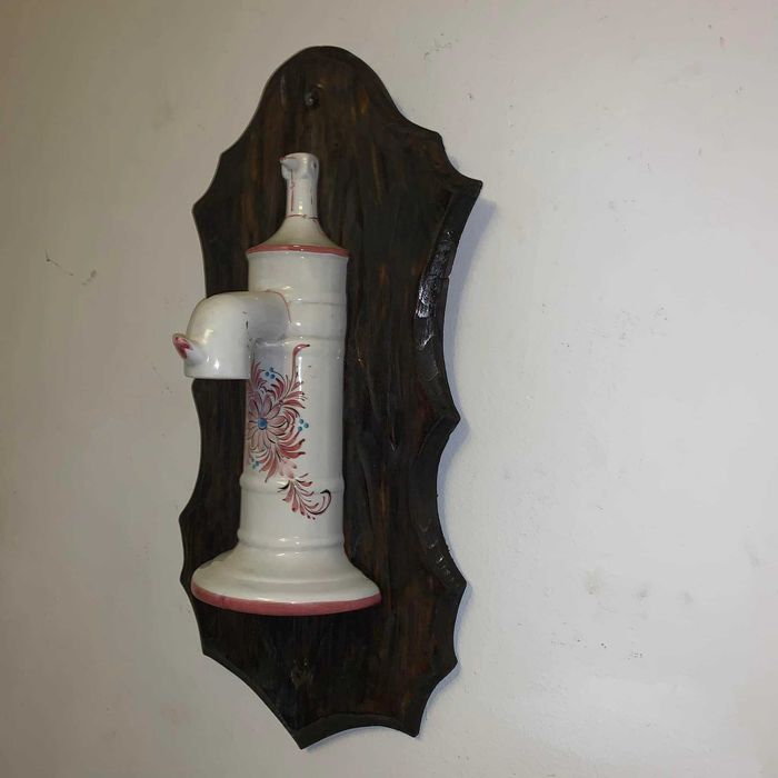 Cijmea decor din portelan amplasat pe lemn