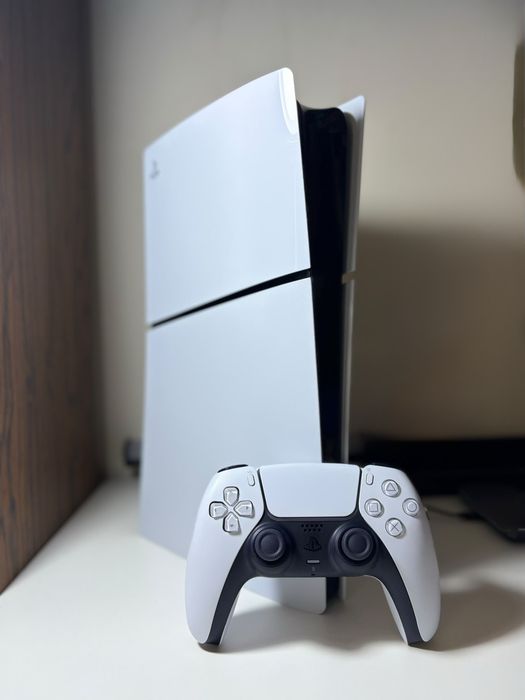 PlayStation 5 Digital Edition 825GB- folosit foarte putin