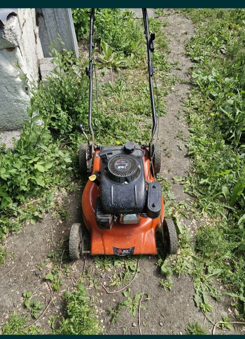 Газонокосилка бензиновая  б/у.