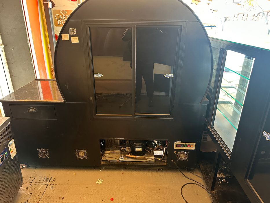 Продавам витрина за торти