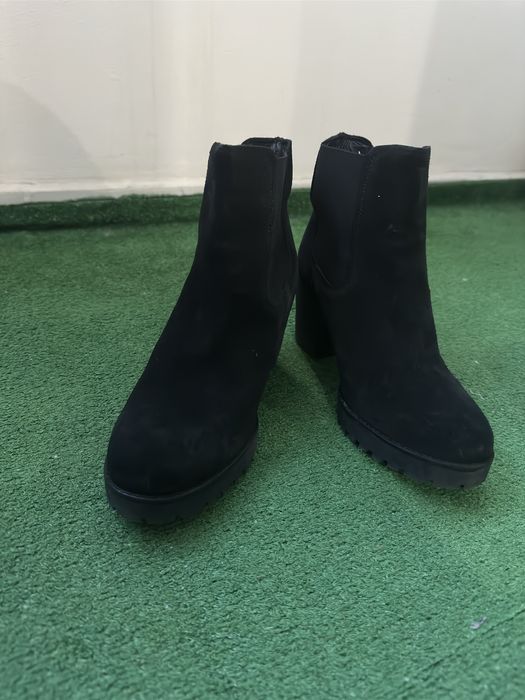 Дамски боти на дебел ток