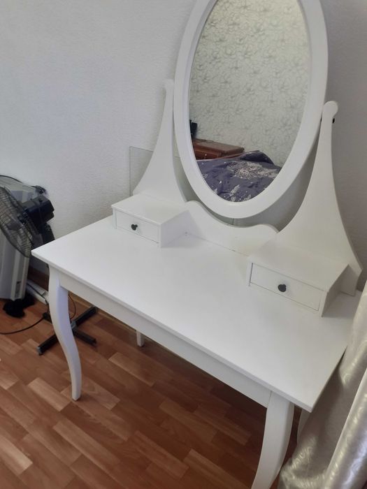 Продам женский столик