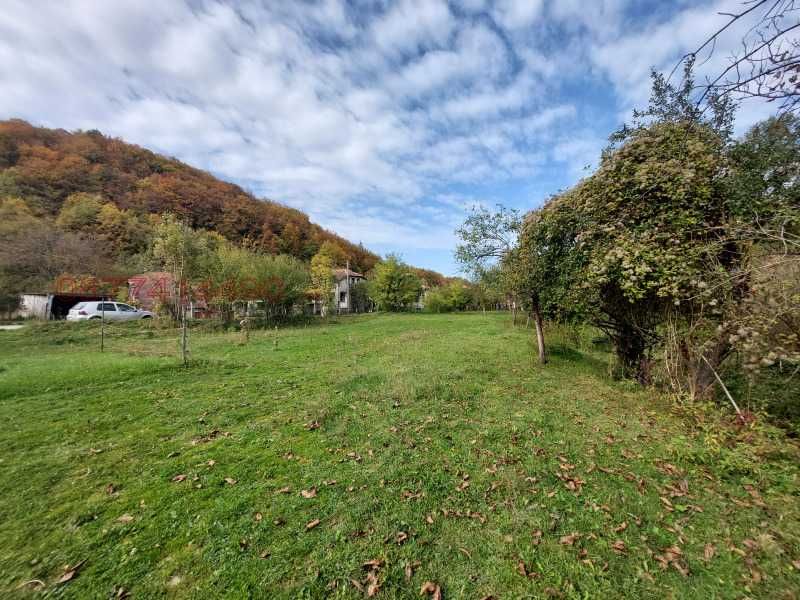 Панорамен парцел с гледка към връх Марагидик в кв. Острец