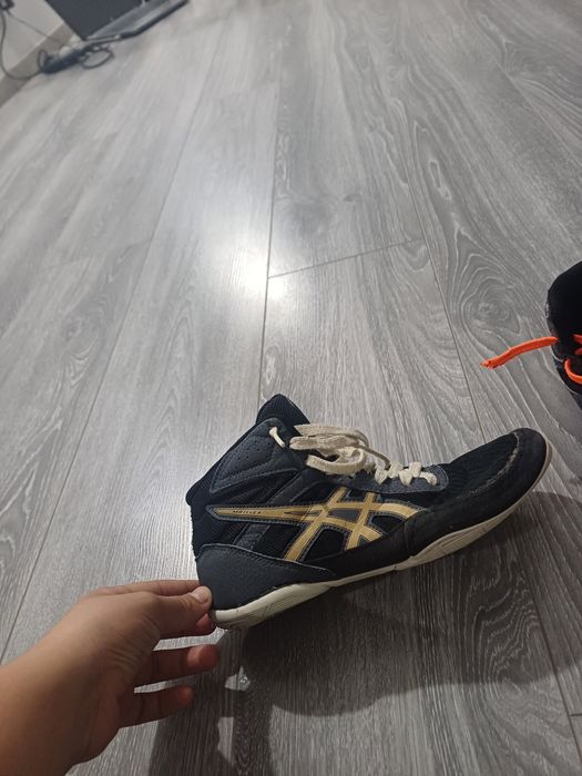 Ghete de lupte asics