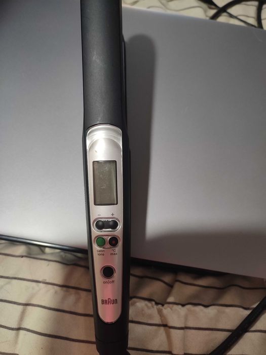 Placă de îndreptat părul BRAUN SatinLiner cu LCD