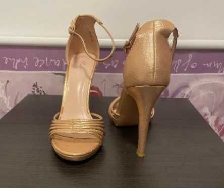 Дамски златисти сандали – елегантни и удобни, номер 39