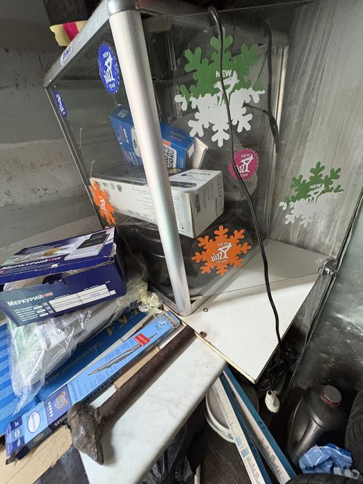 Продам стеклянную витрину