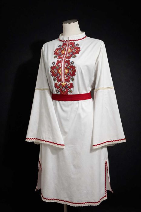 Дамска риза с машинна бродерия