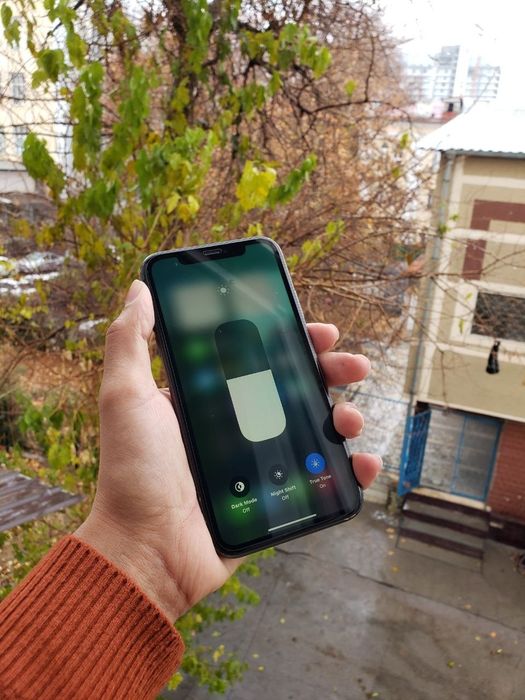 Iphone 11 sotiladi rangi qora