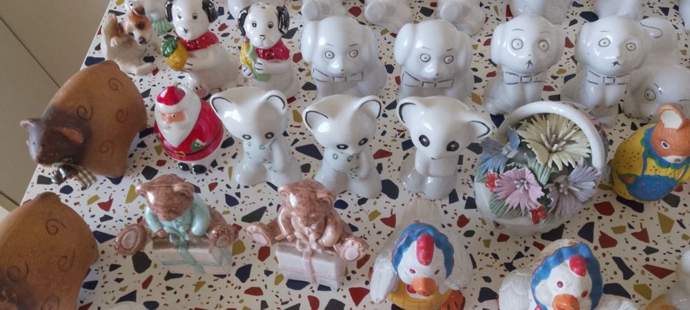 Bibelouri, porțelan! Diferite figuri, cățeluși, pisicuțe, cerbi, clown, elefanți, Donald duck, lupul  " urât'