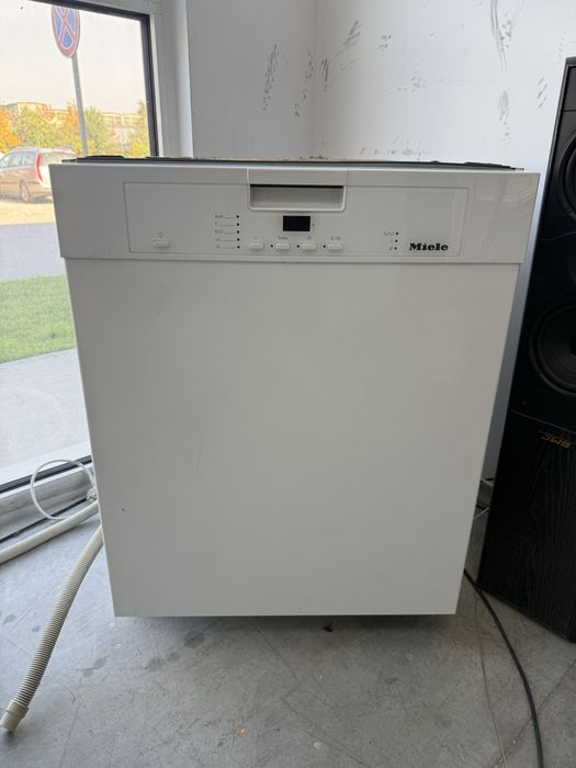 Съдомиялна MIELE 60/см с три кошници