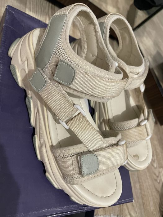 срочно продам сандали кожаную