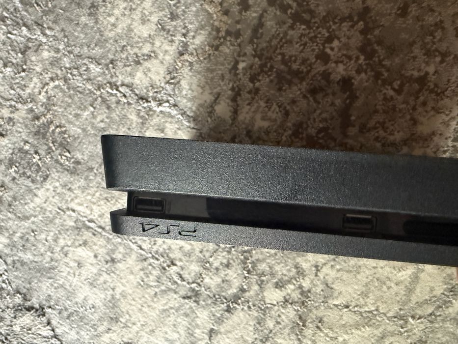 Vand PS4 Slim 1TB + o maneta (Pretul Este Usor Negociabil)