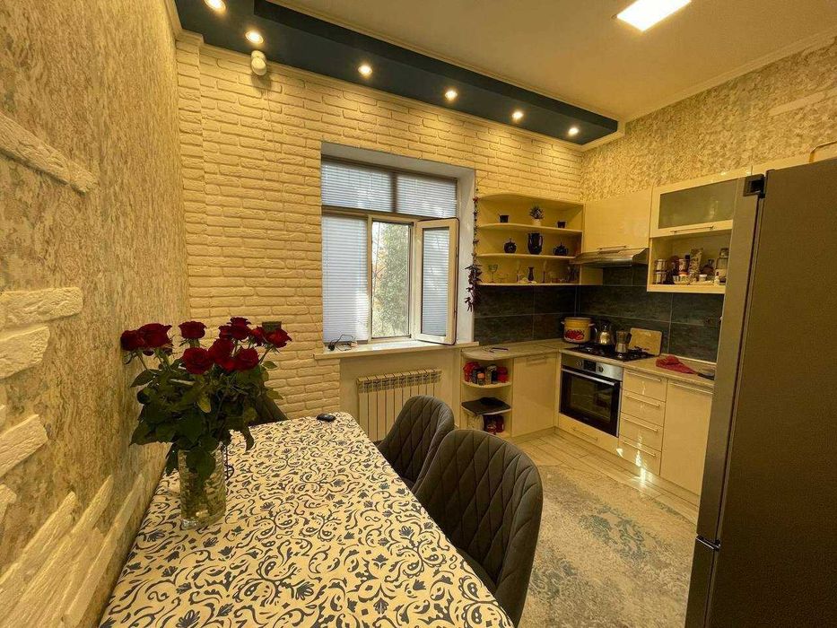 Чиланзар 1 квартал , 2комнатная ВЫСОКОПОТОЛОЧКА