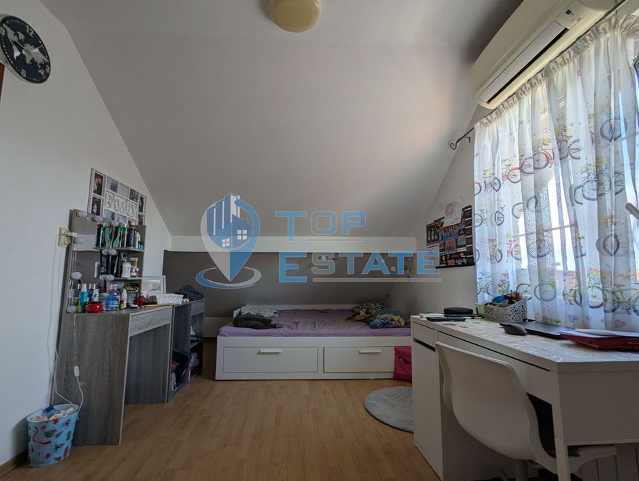 Масивна триетажна къща със сауна и басейн в близост до центъра на гра