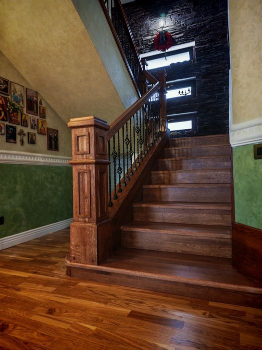 Scări, balustrade și riflaje din lemn masiv.