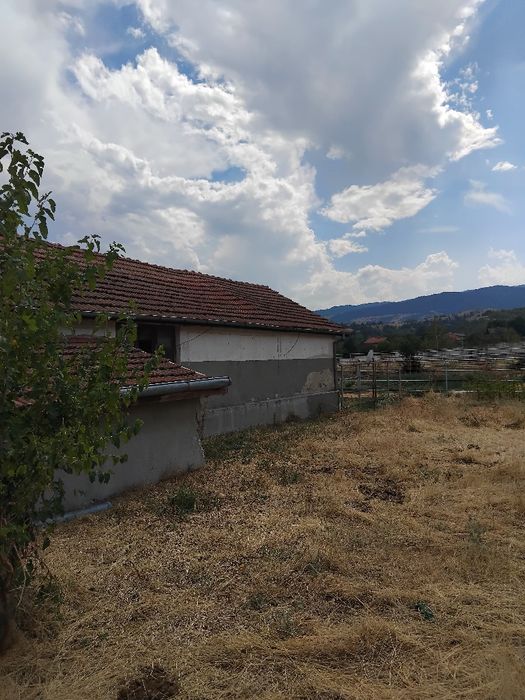 Продава конна база в с.Боровец общ.Кочериново