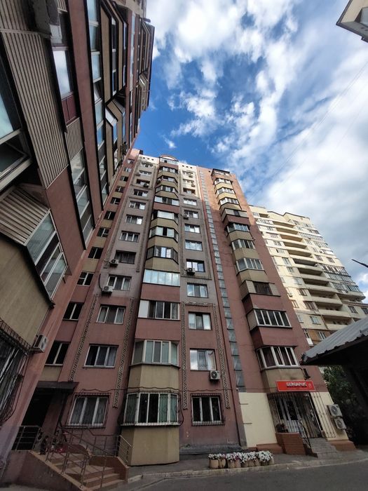 1-но комнатная 50 кв торг есть