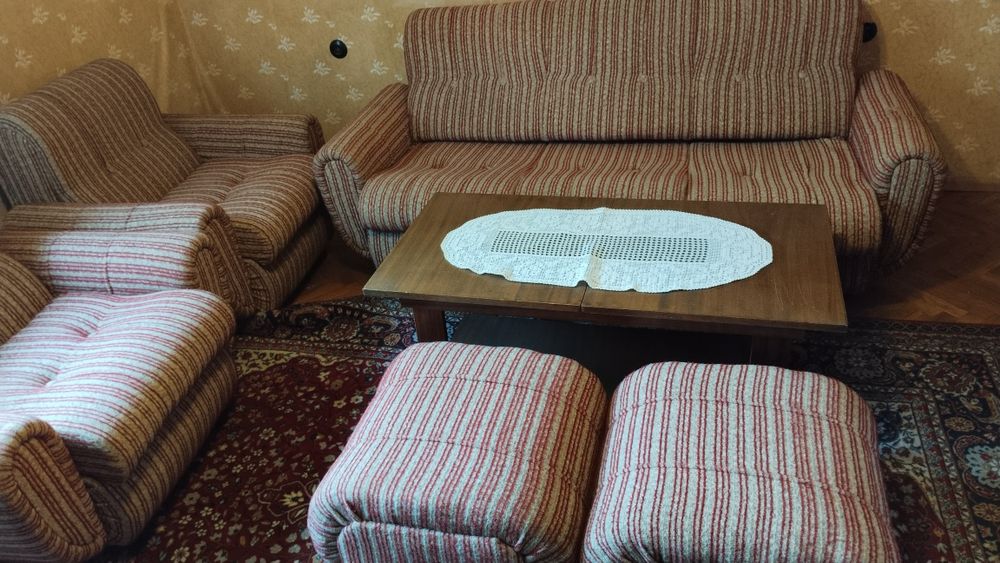 Продава се запазена холова харнитура