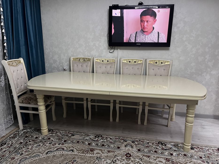 Продаю стол со стульями