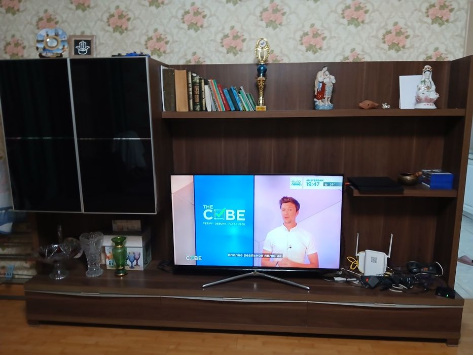 Продам срочно стенку в зал