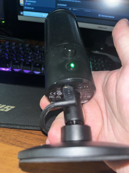 Продам микрофон Razer Seiren X