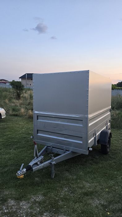 Vând remorcă basculabilă cu sistem de frânare, 1000 kg.
