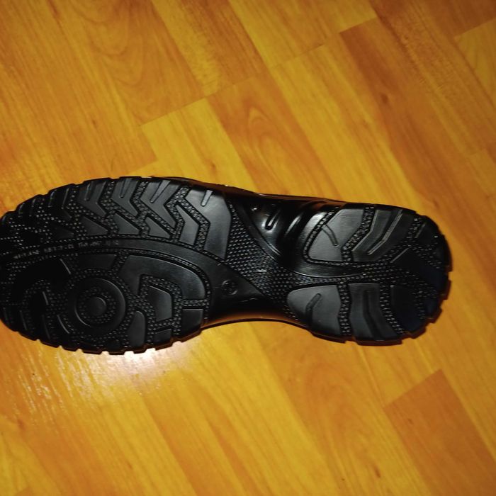 Vănd bocanci cu bombeu metalic!