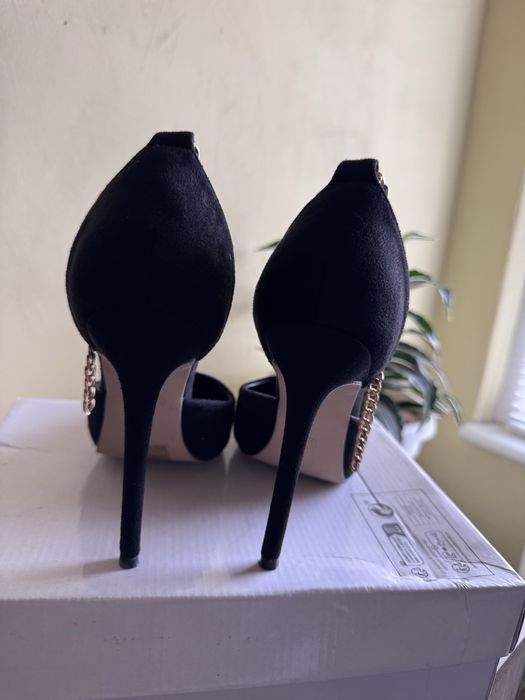 Черни токчета с верижка