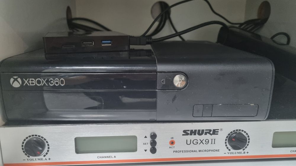 Xbox+kinnect+2 безпроводных джойстика+блок питания+игры