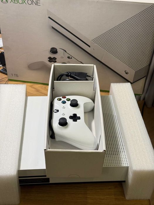 Xbox One S 1TB, 2 геймпада, коробка