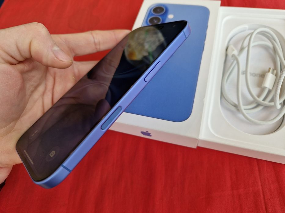 -Iphone 16, ca Nou, 128Gb, 8Ram, 137 cicluri incarcare, folosit 3 luni