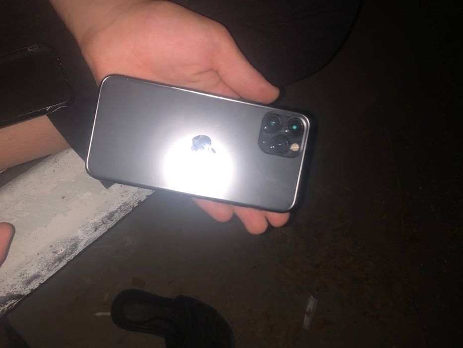 Iphone 11 pro 64talik yomks 75% yarim kunga yetadi zaryatkasi