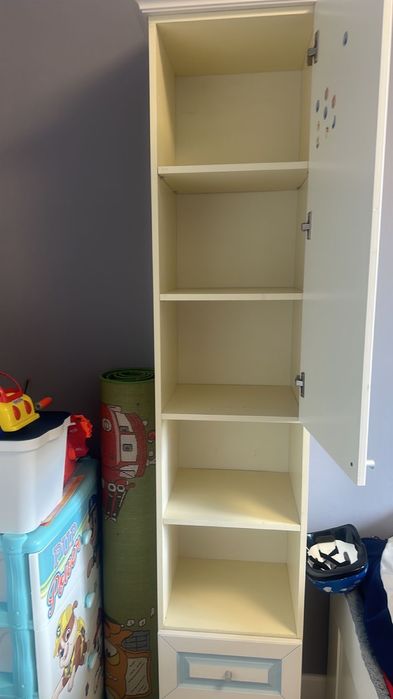 Стол и шкафчик, полка