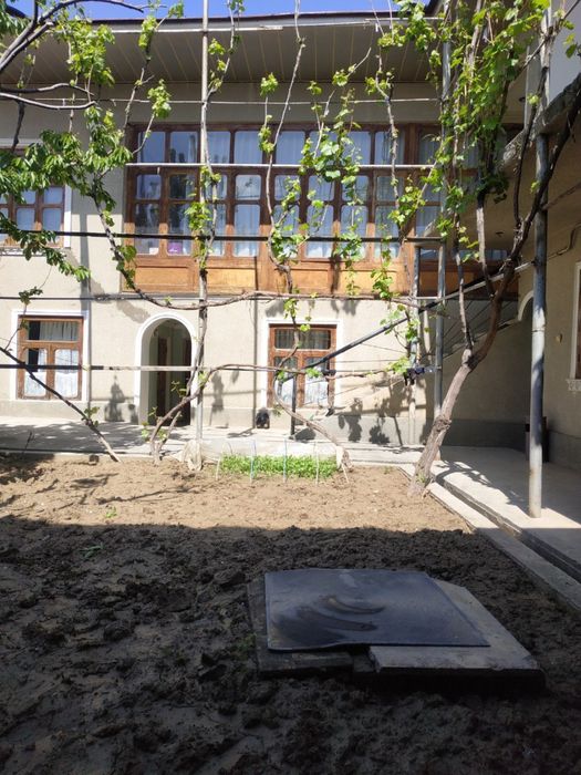 Toshkent shahar,Olmazor tn 2,44 sotix, 8 ta xonasi bor hovli sotiladi