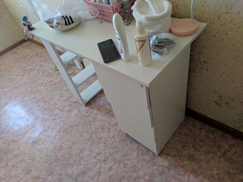 Белый стол с полками