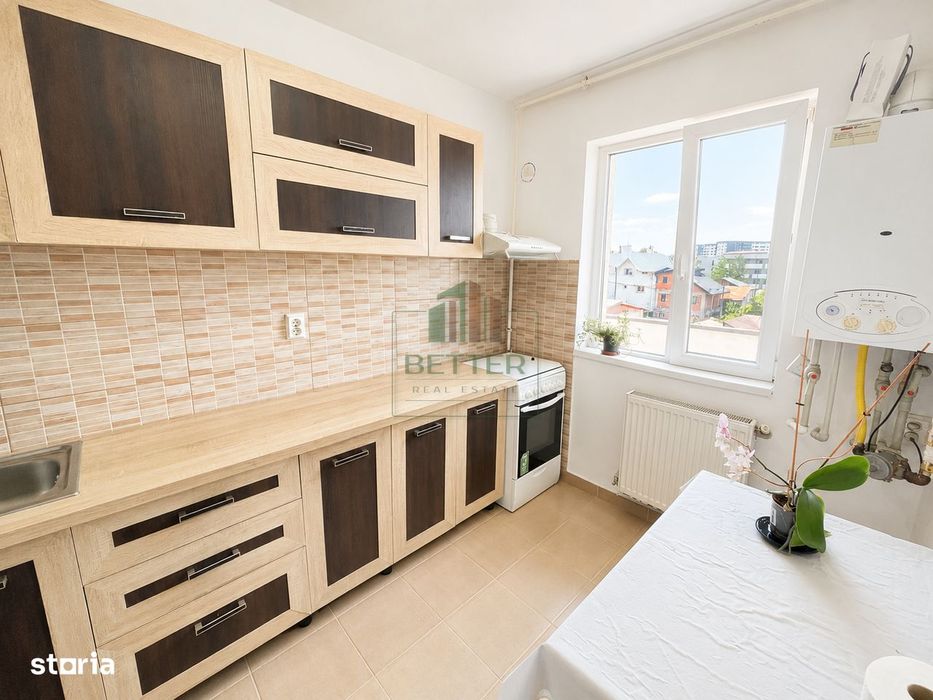 Apartament 3 camere de vânzare, Sector 4, 800 m metrou, balcon generos