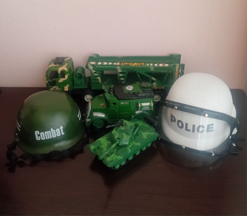 Продам детские машинки, оружие