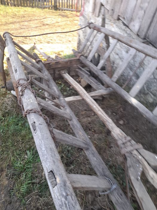 Carută rustica din lemn  în stare bună de conservare  fără rupturii