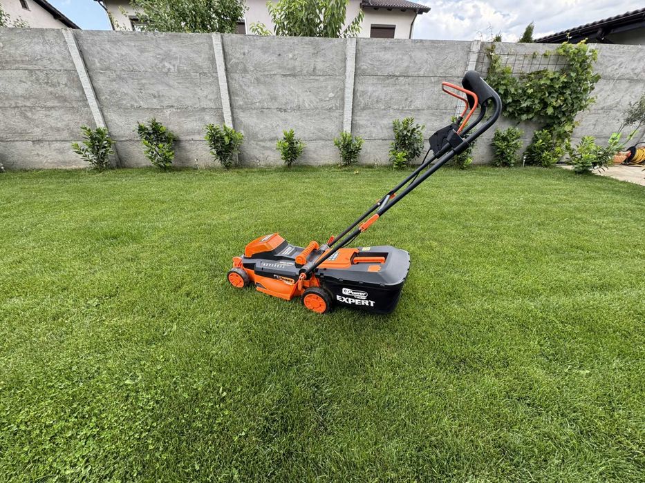 Masina de tuns gazon + trimmer + acumulator si incarcator