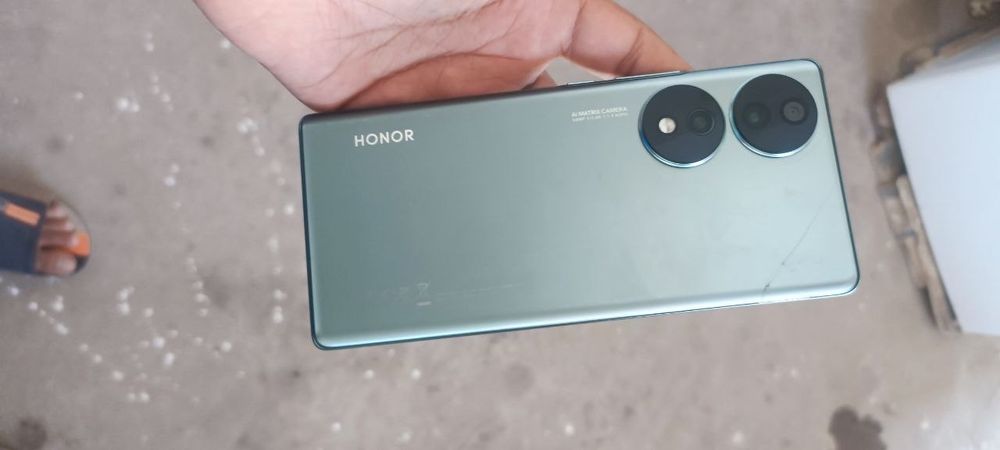 Honor 70 8/256 holati zur srochni sotiladi