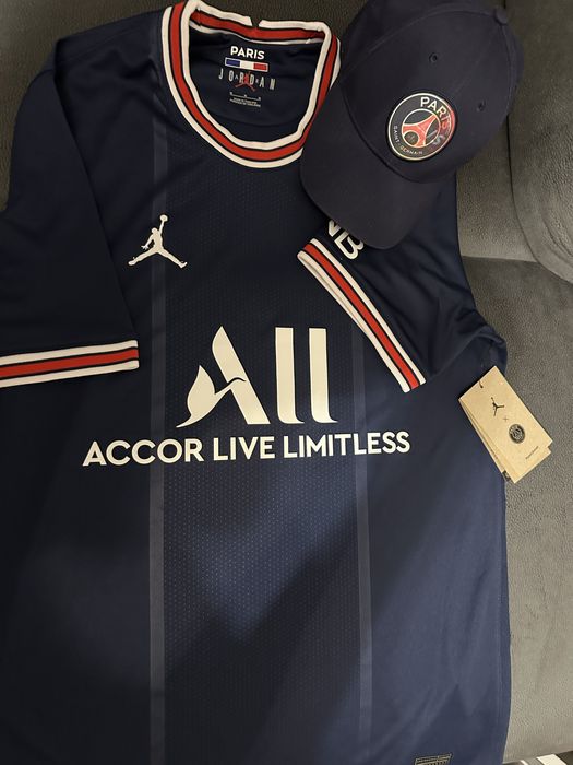 Нови тениска и шапка