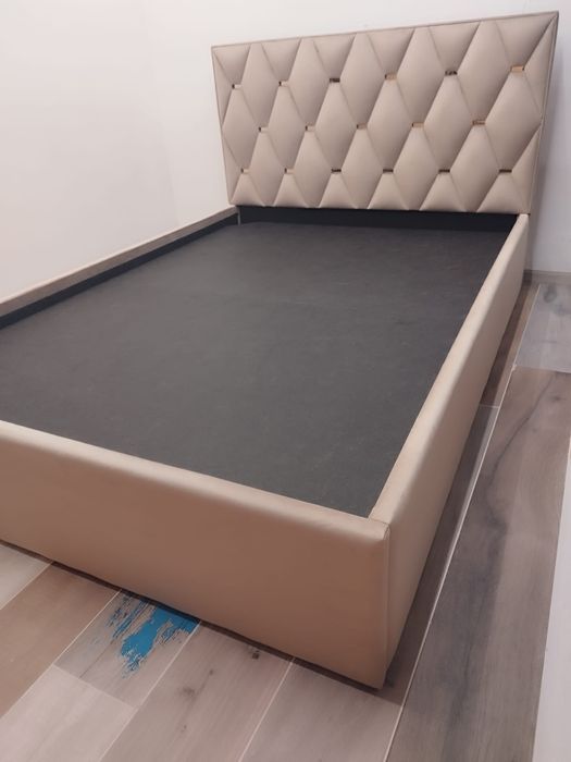 Vând pat matrimonial tapițat din catifea crem