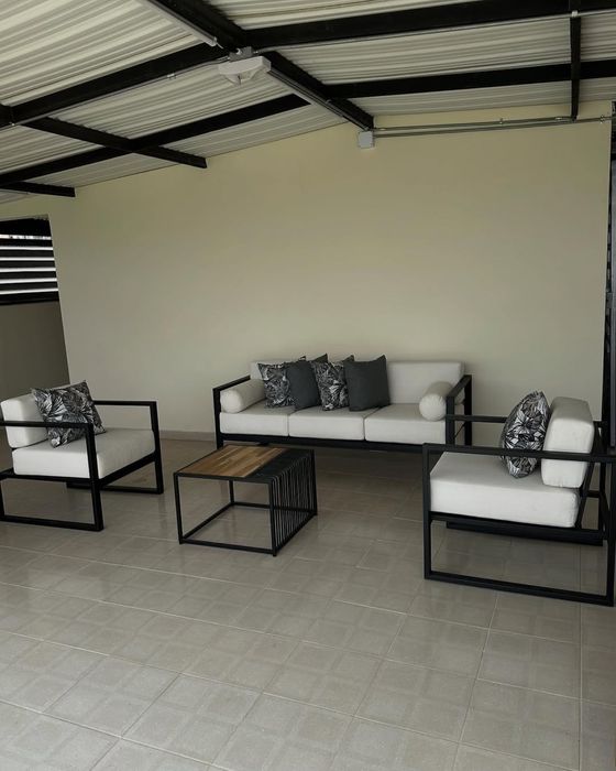 Loft va Hi Tech uslubidagi mebellar