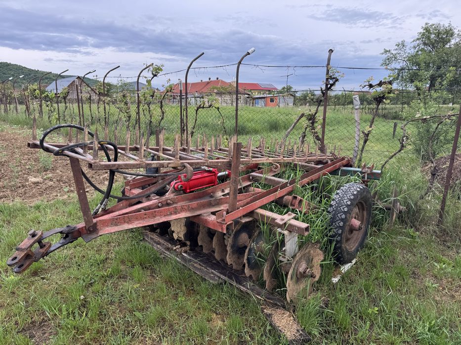 Tractor UM 650 cu utilaje