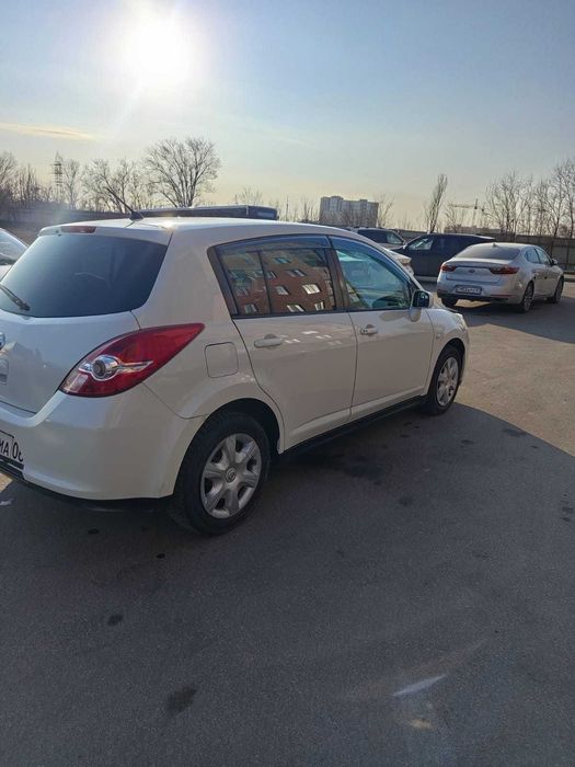Nissan tiida машина